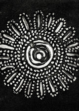 חרוז פרח נקודות שחור לבן